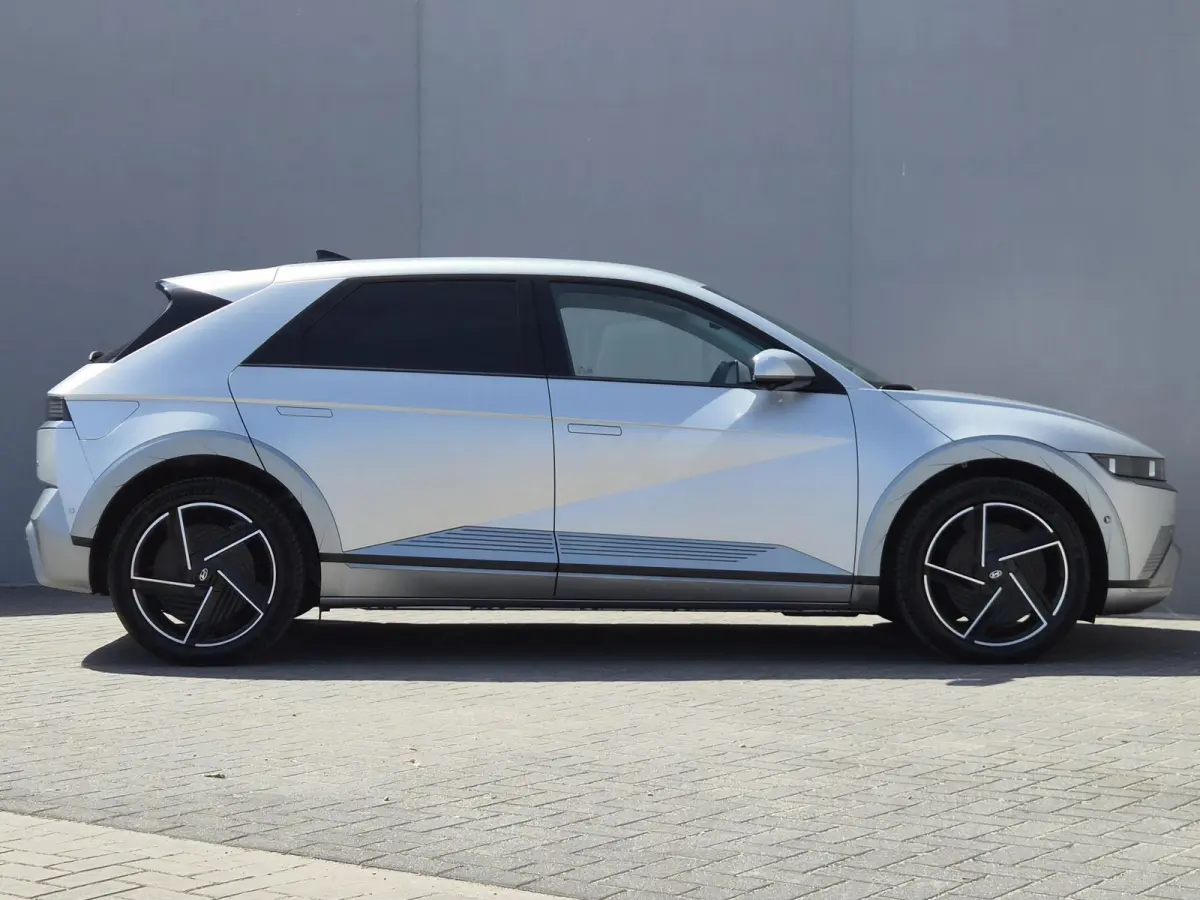 Lounge AWD 84 kWh / SOH 99% / Fabrieksgarantie tot 02-2030 / CCS snelladen / Head Up Display / Warmtepomp / Trekgewicht 1600 kg / Elektrische achterklep / Stuur- Stoel & Achterbank verwarmin