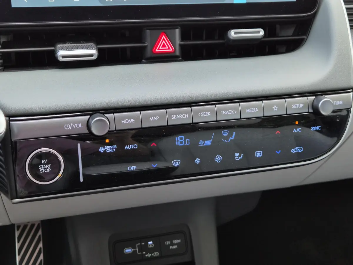 Lounge AWD 84 kWh / SOH 99% / Fabrieksgarantie tot 02-2030 / CCS snelladen / Head Up Display / Warmtepomp / Trekgewicht 1600 kg / Elektrische achterklep / Stuur- Stoel & Achterbank verwarmin