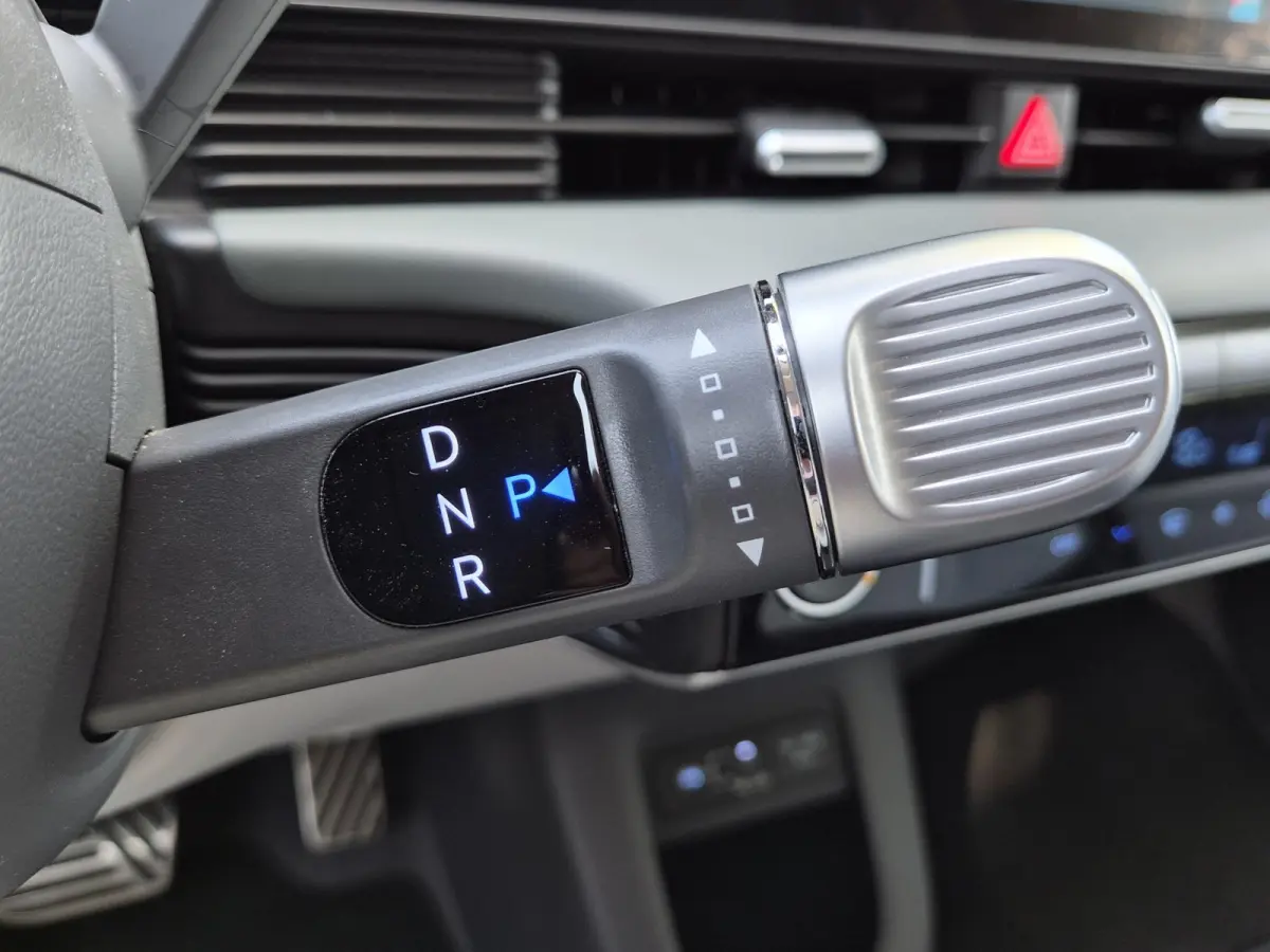 Lounge AWD 84 kWh / SOH 99% / Fabrieksgarantie tot 02-2030 / CCS snelladen / Head Up Display / Warmtepomp / Trekgewicht 1600 kg / Elektrische achterklep / Stuur- Stoel & Achterbank verwarmin
