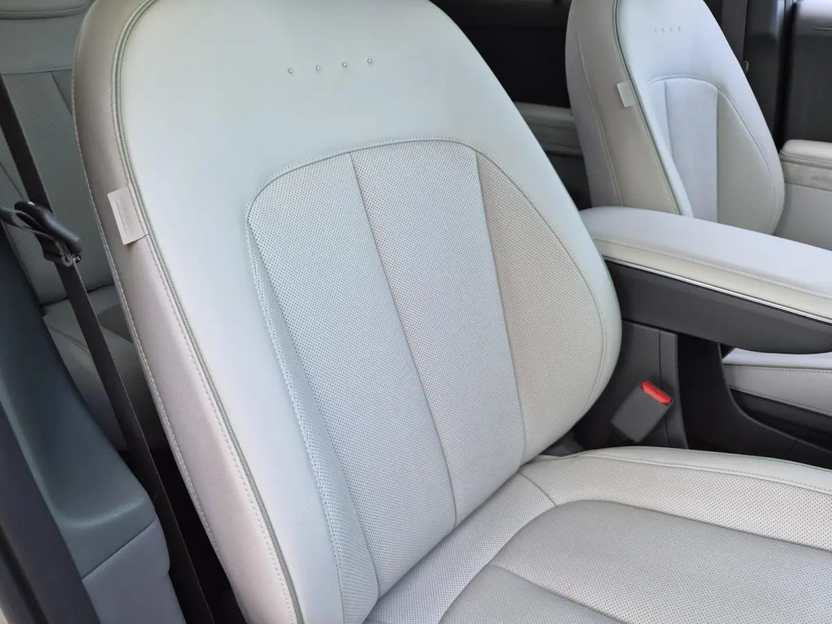 Lounge AWD 84 kWh / SOH 99% / Fabrieksgarantie tot 02-2030 / CCS snelladen / Head Up Display / Warmtepomp / Trekgewicht 1600 kg / Elektrische achterklep / Stuur- Stoel & Achterbank verwarmin
