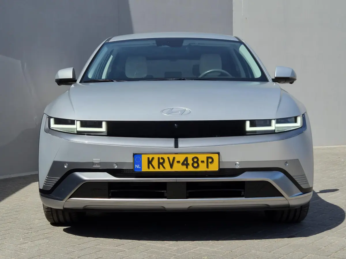 Lounge AWD 84 kWh / SOH 99% / Fabrieksgarantie tot 02-2030 / CCS snelladen / Head Up Display / Warmtepomp / Trekgewicht 1600 kg / Elektrische achterklep / Stuur- Stoel & Achterbank verwarmin