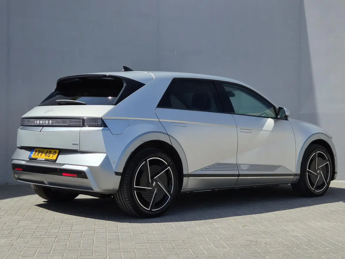 Lounge AWD 84 kWh / SOH 99% / Fabrieksgarantie tot 02-2030 / CCS snelladen / Head Up Display / Warmtepomp / Trekgewicht 1600 kg / Elektrische achterklep / Stuur- Stoel & Achterbank verwarmin
