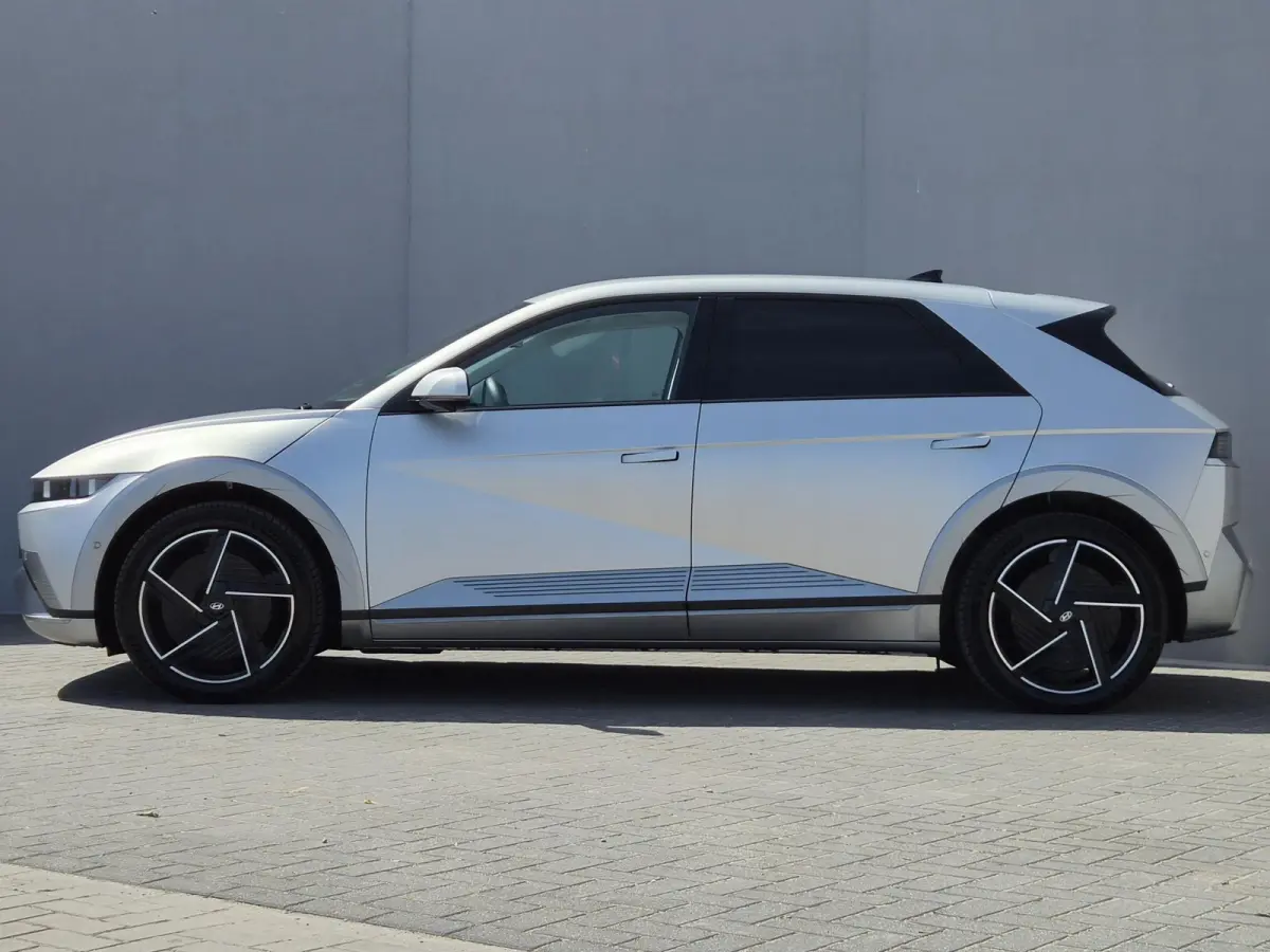 Lounge AWD 84 kWh / SOH 99% / Fabrieksgarantie tot 02-2030 / CCS snelladen / Head Up Display / Warmtepomp / Trekgewicht 1600 kg / Elektrische achterklep / Stuur- Stoel & Achterbank verwarmin