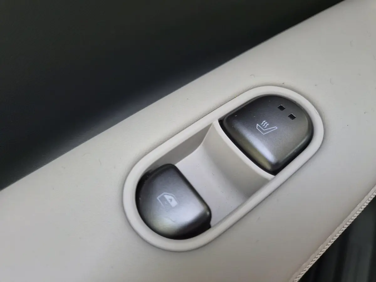 Lounge AWD 84 kWh / SOH 99% / Fabrieksgarantie tot 02-2030 / CCS snelladen / Head Up Display / Warmtepomp / Trekgewicht 1600 kg / Elektrische achterklep / Stuur- Stoel & Achterbank verwarmin
