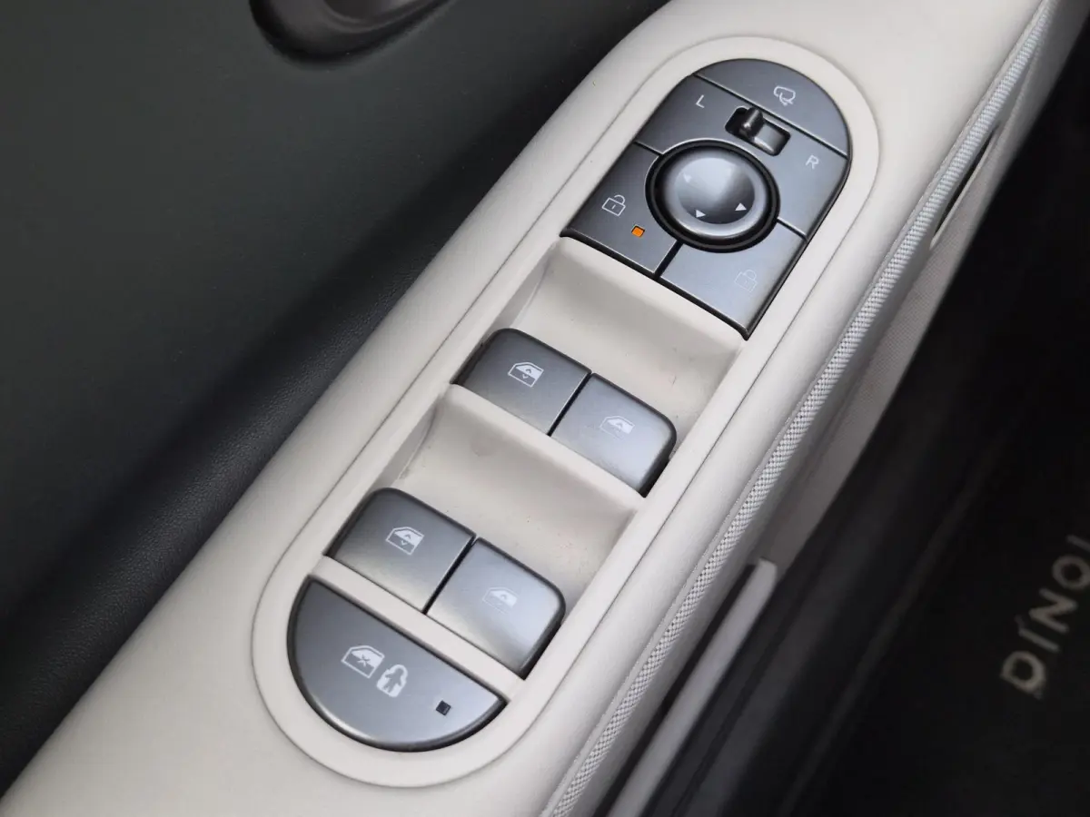 Lounge AWD 84 kWh / SOH 99% / Fabrieksgarantie tot 02-2030 / CCS snelladen / Head Up Display / Warmtepomp / Trekgewicht 1600 kg / Elektrische achterklep / Stuur- Stoel & Achterbank verwarmin