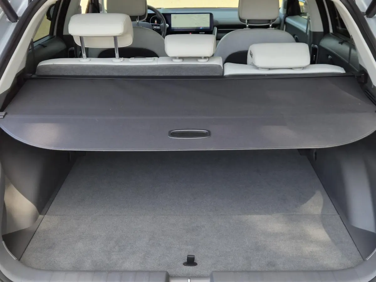 Lounge AWD 84 kWh / SOH 99% / Fabrieksgarantie tot 02-2030 / CCS snelladen / Head Up Display / Warmtepomp / Trekgewicht 1600 kg / Elektrische achterklep / Stuur- Stoel & Achterbank verwarmin