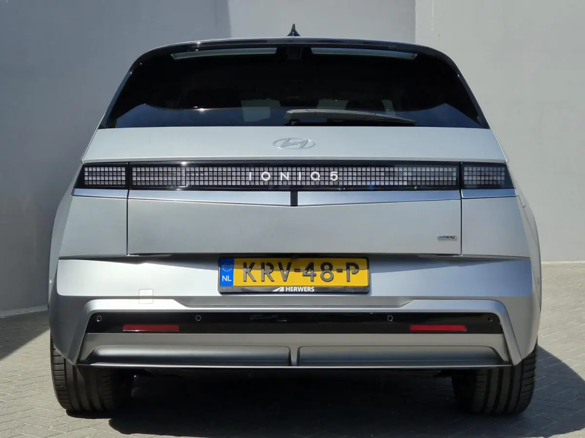 Lounge AWD 84 kWh / SOH 99% / Fabrieksgarantie tot 02-2030 / CCS snelladen / Head Up Display / Warmtepomp / Trekgewicht 1600 kg / Elektrische achterklep / Stuur- Stoel & Achterbank verwarmin