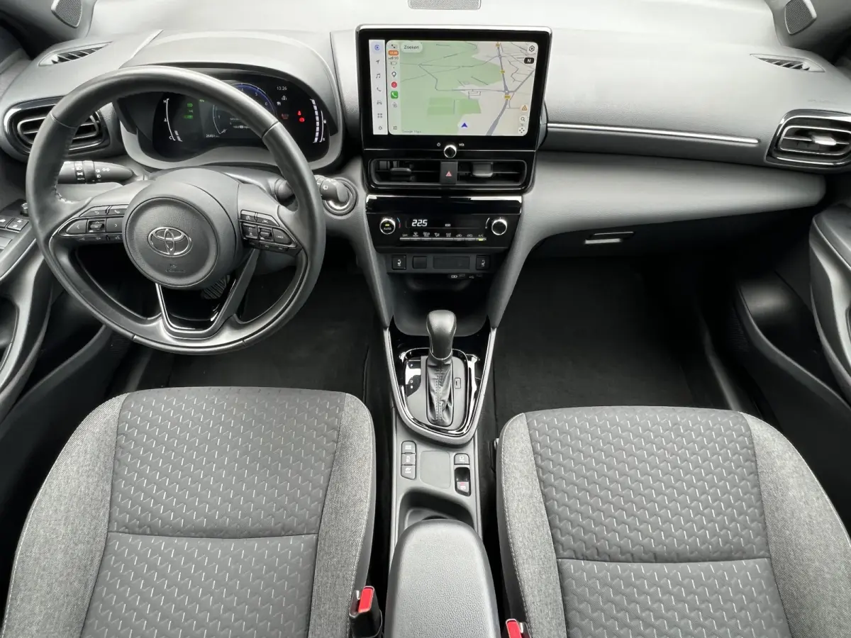 1.5 Hybrid 115 Dynamic / Comfort Pack / Dealer onderhouden / Stuur- en stoelverwarming / Camera / Navigatie (via) Apple Carplay Android / 17"LM wielen /