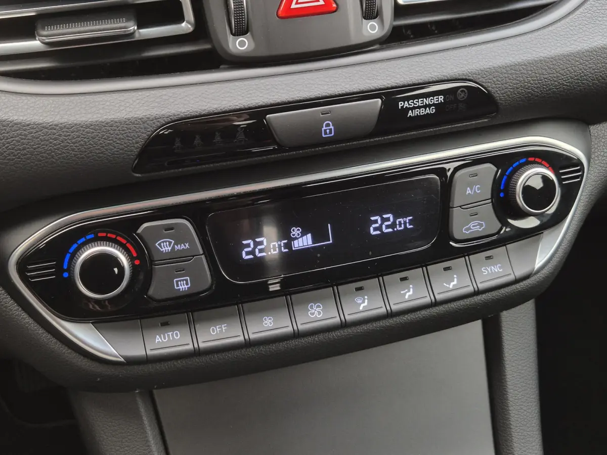 1.0 T-GDi MHEV Comfort Smart / Navigatie via Apple Carplay of Android Auto / Stuur en Stoel verwarming / Achteruitrijcamera / Cruise control / Keyless Entry/Start / Climate control /