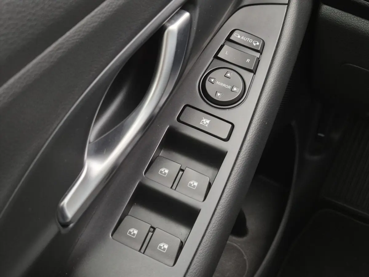 1.0 T-GDi MHEV Comfort Smart / Navigatie via Apple Carplay of Android Auto / Stuur en Stoel verwarming / Achteruitrijcamera / Cruise control / Keyless Entry/Start / Climate control /