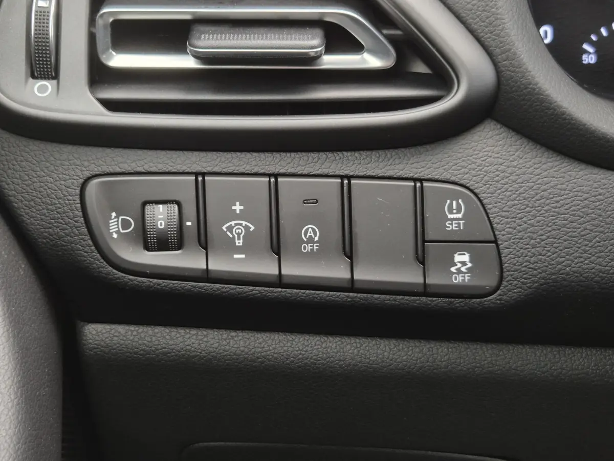 1.0 T-GDi MHEV Comfort Smart / Navigatie via Apple Carplay of Android Auto / Stuur en Stoel verwarming / Achteruitrijcamera / Cruise control / Keyless Entry/Start / Climate control /