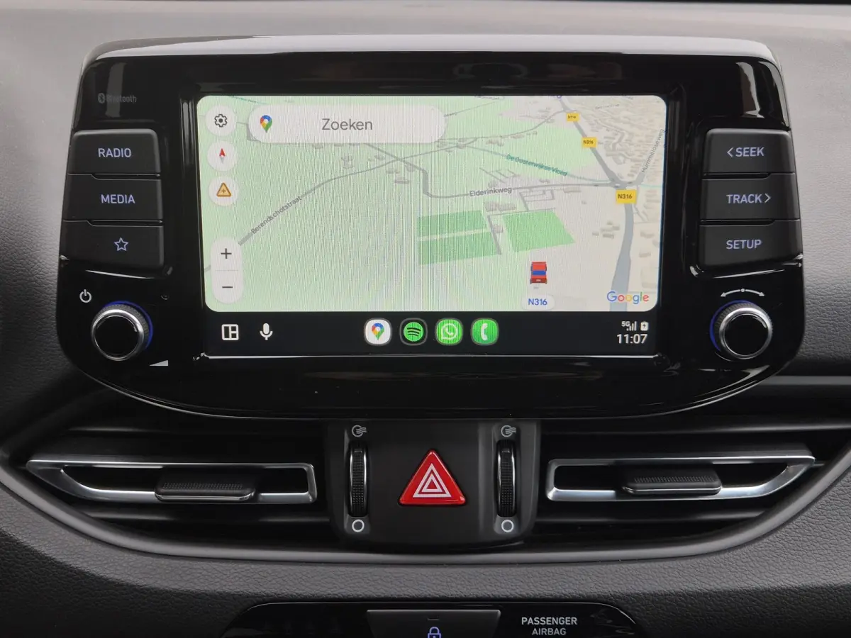 1.0 T-GDi MHEV Comfort Smart / Navigatie via Apple Carplay of Android Auto / Stuur en Stoel verwarming / Achteruitrijcamera / Cruise control / Keyless Entry/Start / Climate control /