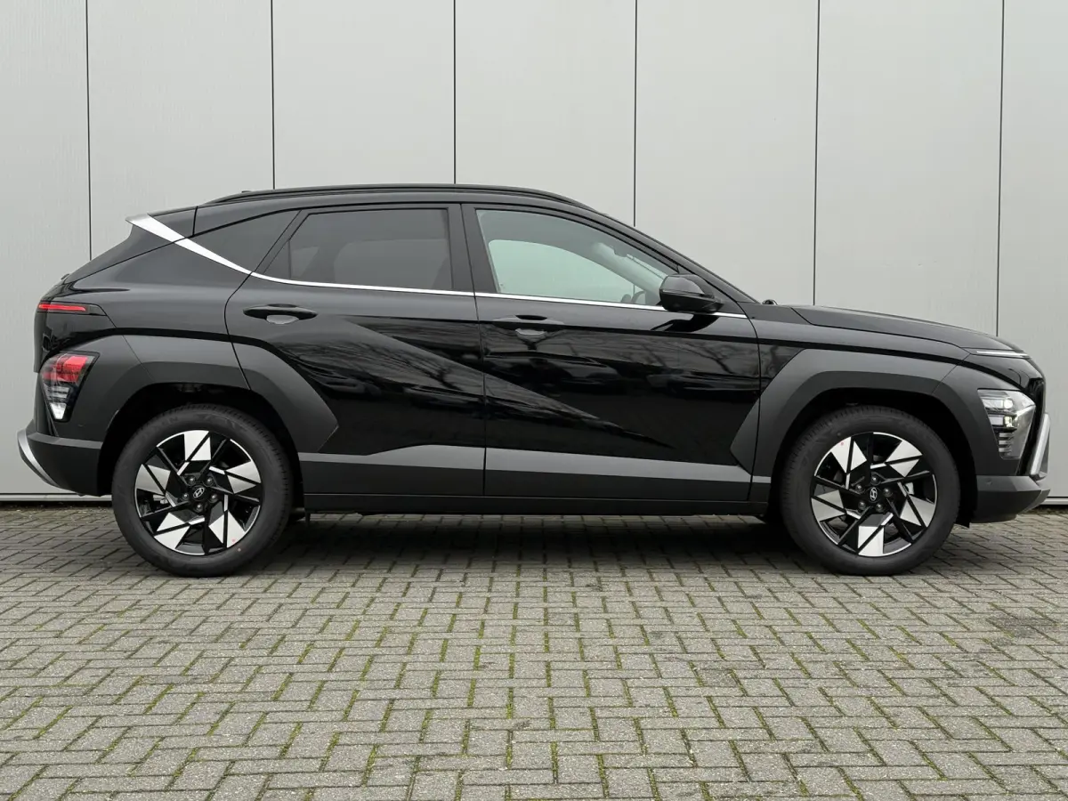 1.6 GDI HEV Premium / Direct Leverbaar / Modeljaar 2026 / Navigatie / 18" LMV / Adaptieve Cruise Control / Parkeersensoren voor en achter / Stoelverkoeling / Stuurverwarming /
