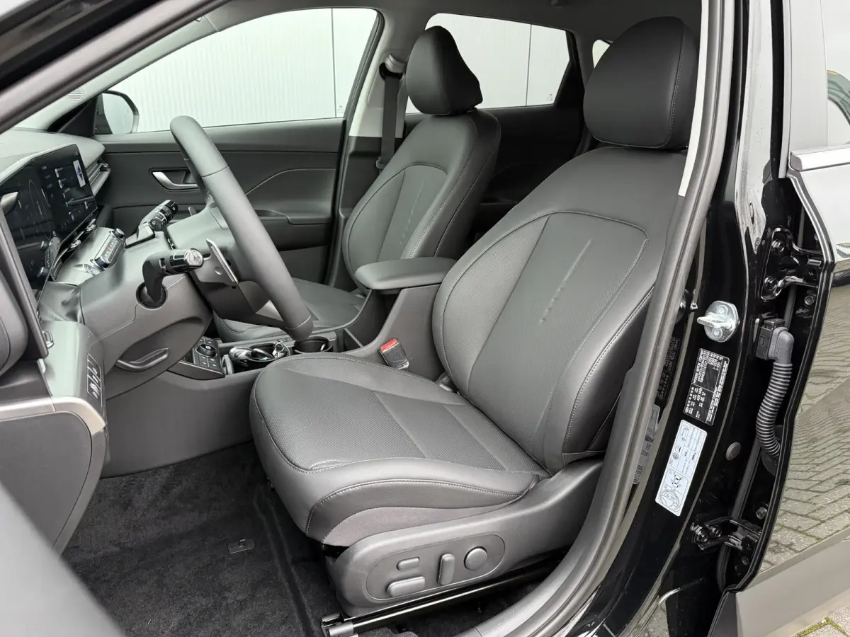 1.6 GDI HEV Premium / Direct Leverbaar / Modeljaar 2026 / Navigatie / 18" LMV / Adaptieve Cruise Control / Parkeersensoren voor en achter / Stoelverkoeling / Stuurverwarming /