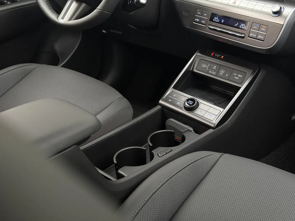 1.6 GDI HEV Premium / Direct Leverbaar / Modeljaar 2026 / Navigatie / 18" LMV / Adaptieve Cruise Control / Parkeersensoren voor en achter / Stoelverkoeling / Stuurverwarming /
