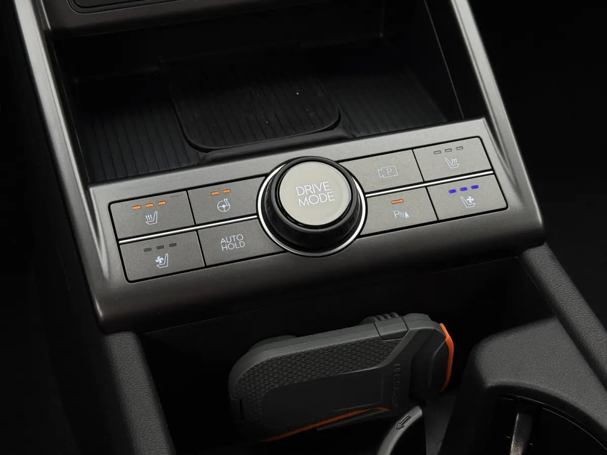 1.6 GDI HEV Premium / Direct Leverbaar / Modeljaar 2026 / Navigatie / 18" LMV / Adaptieve Cruise Control / Parkeersensoren voor en achter / Stoelverkoeling / Stuurverwarming /