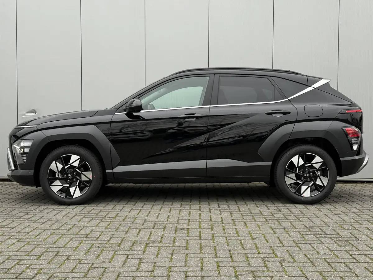 1.6 GDI HEV Premium / Direct Leverbaar / Modeljaar 2026 / Navigatie / 18" LMV / Adaptieve Cruise Control / Parkeersensoren voor en achter / Stoelverkoeling / Stuurverwarming /
