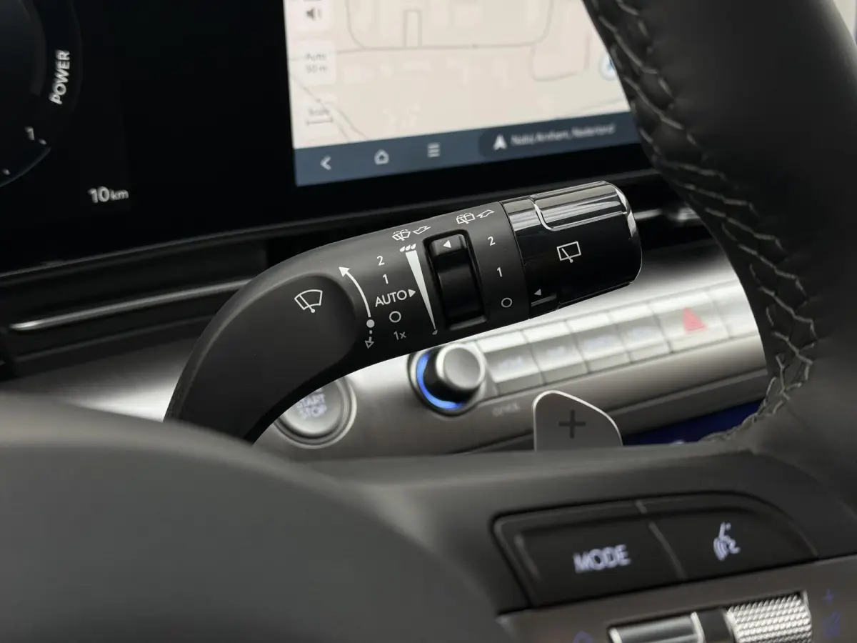 1.6 GDI HEV Premium / Direct Leverbaar / Modeljaar 2026 / Navigatie / 18" LMV / Adaptieve Cruise Control / Parkeersensoren voor en achter / Stoelverkoeling / Stuurverwarming /