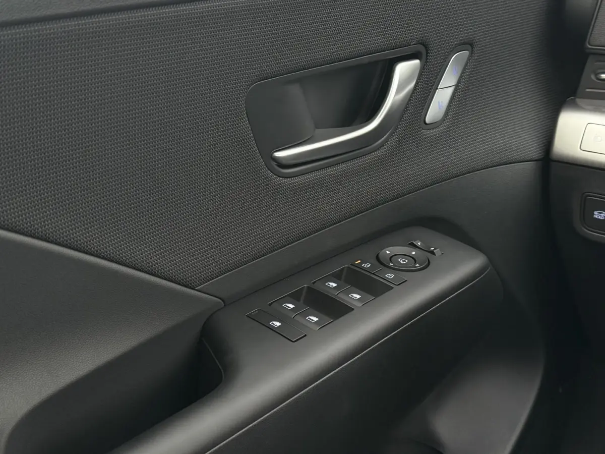 1.6 GDI HEV Premium / Direct Leverbaar / Modeljaar 2026 / Navigatie / 18" LMV / Adaptieve Cruise Control / Parkeersensoren voor en achter / Stoelverkoeling / Stuurverwarming /