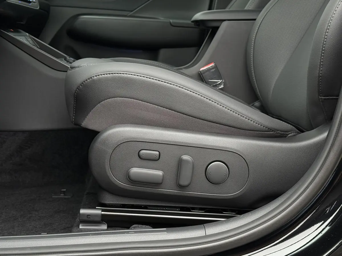 1.6 GDI HEV Premium / Direct Leverbaar / Modeljaar 2026 / Navigatie / 18" LMV / Adaptieve Cruise Control / Parkeersensoren voor en achter / Stoelverkoeling / Stuurverwarming /