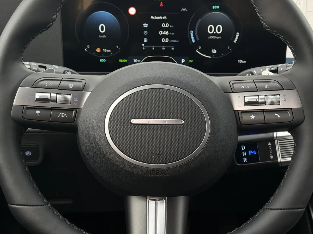 1.6 GDI HEV Premium / Direct Leverbaar / Modeljaar 2026 / Navigatie / 18" LMV / Adaptieve Cruise Control / Parkeersensoren voor en achter / Stoelverkoeling / Stuurverwarming /