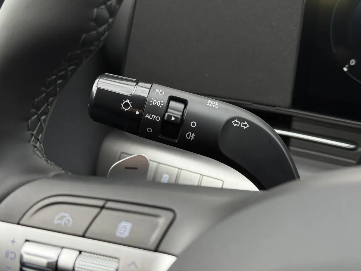 1.6 GDI HEV Premium / Direct Leverbaar / Modeljaar 2026 / Navigatie / 18" LMV / Adaptieve Cruise Control / Parkeersensoren voor en achter / Stoelverkoeling / Stuurverwarming /