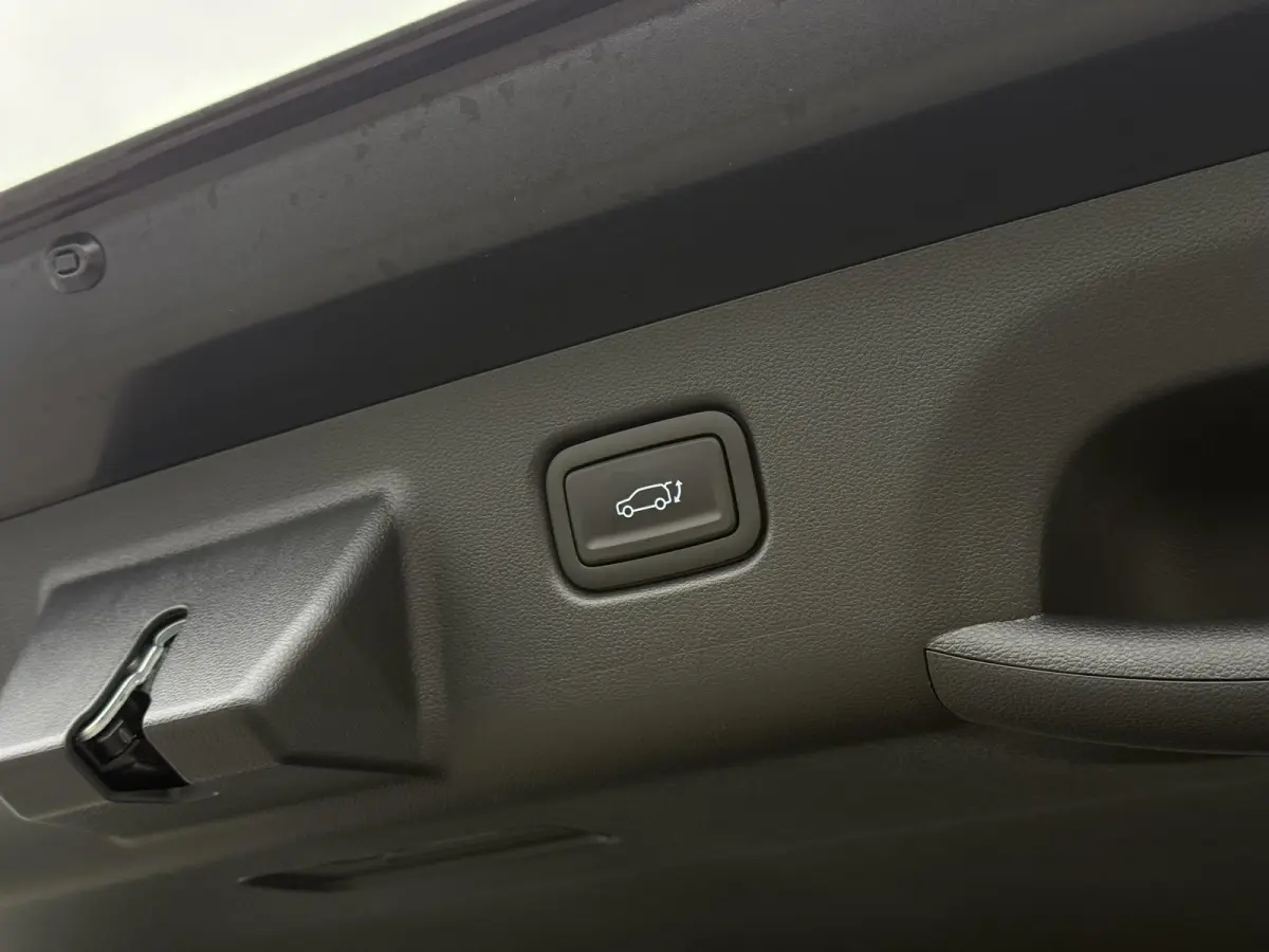 1.6 GDI HEV Premium / Direct Leverbaar / Modeljaar 2026 / Navigatie / 18" LMV / Adaptieve Cruise Control / Parkeersensoren voor en achter / Stoelverkoeling / Stuurverwarming /