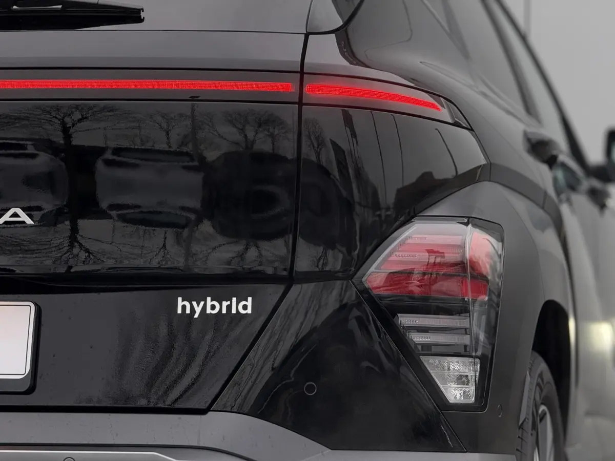 1.6 GDI HEV Premium / Direct Leverbaar / Modeljaar 2026 / Navigatie / 18" LMV / Adaptieve Cruise Control / Parkeersensoren voor en achter / Stoelverkoeling / Stuurverwarming /