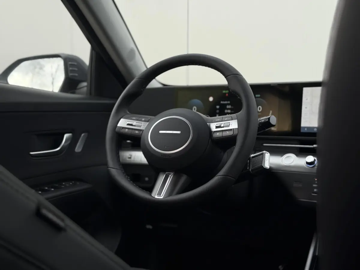 1.6 GDI HEV Premium / Direct Leverbaar / Modeljaar 2026 / Navigatie / 18" LMV / Adaptieve Cruise Control / Parkeersensoren voor en achter / Stoelverkoeling / Stuurverwarming /
