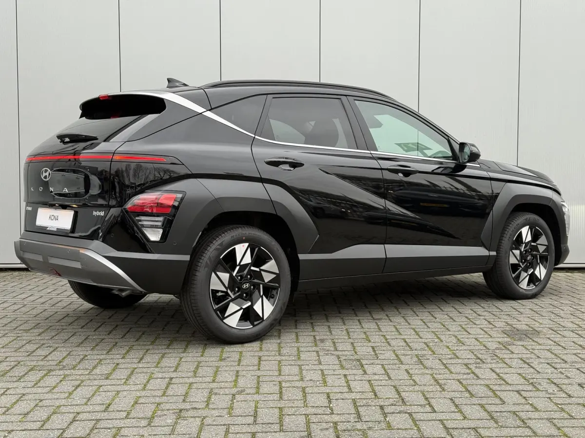 1.6 GDI HEV Premium / Direct Leverbaar / Modeljaar 2026 / Navigatie / 18" LMV / Adaptieve Cruise Control / Parkeersensoren voor en achter / Stoelverkoeling / Stuurverwarming /