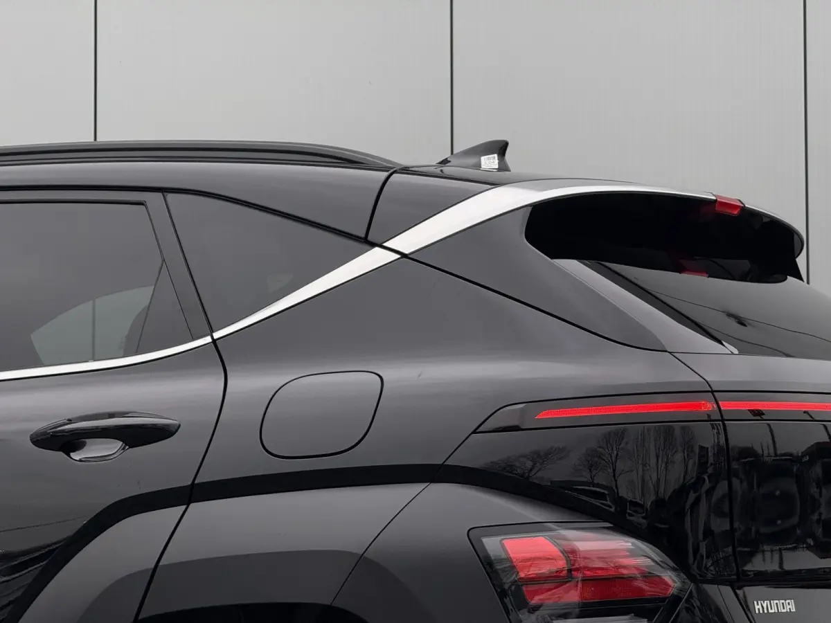 1.6 GDI HEV Premium / Direct Leverbaar / Modeljaar 2026 / Navigatie / 18" LMV / Adaptieve Cruise Control / Parkeersensoren voor en achter / Stoelverkoeling / Stuurverwarming /
