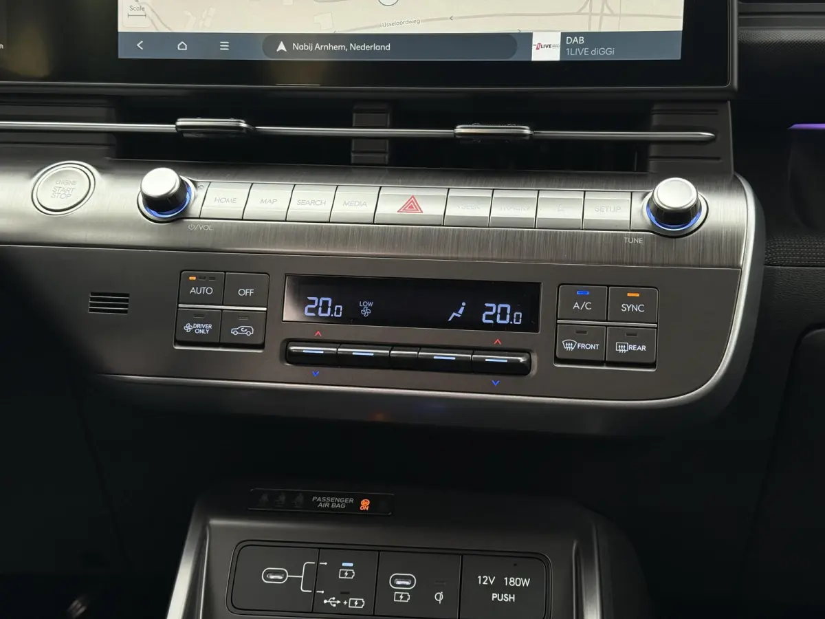 1.6 GDI HEV Premium / Direct Leverbaar / Modeljaar 2026 / Navigatie / 18" LMV / Adaptieve Cruise Control / Parkeersensoren voor en achter / Stoelverkoeling / Stuurverwarming /