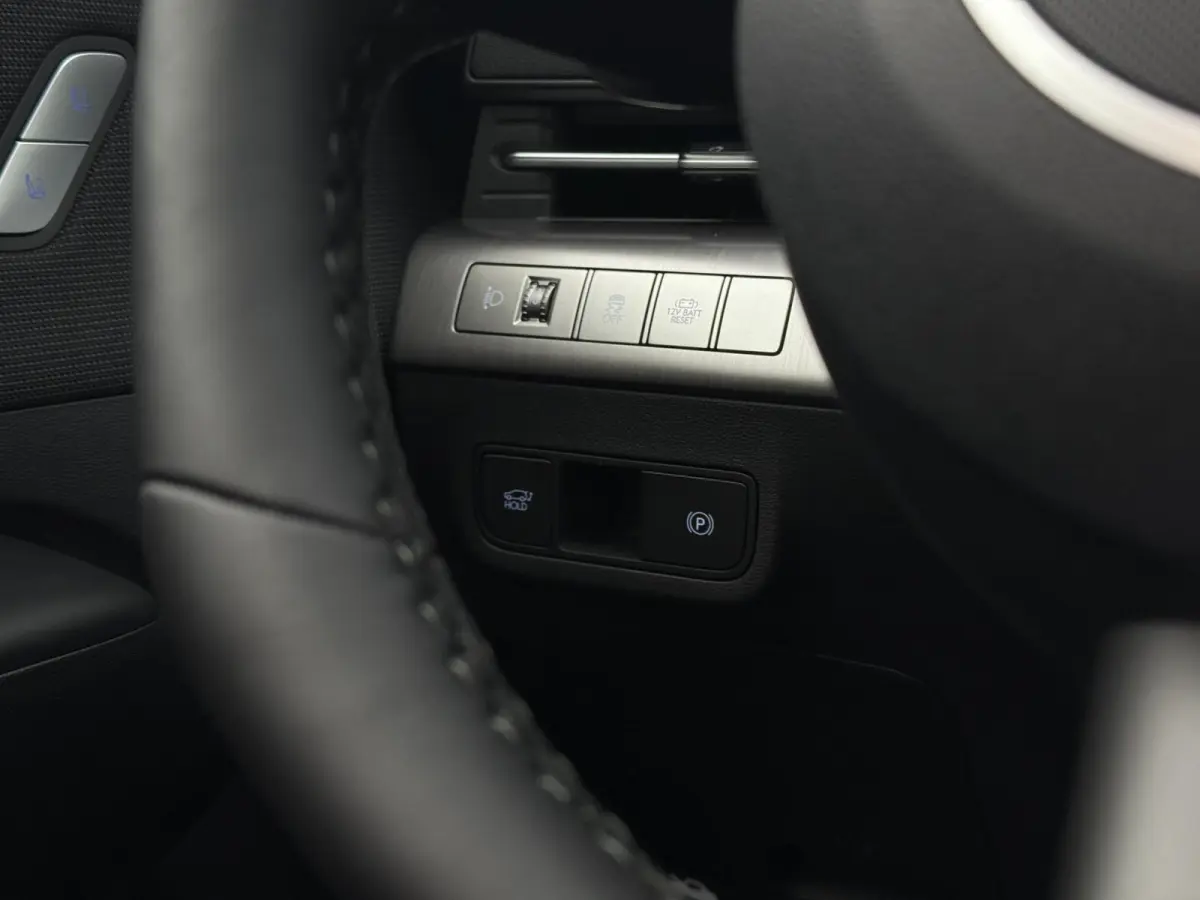 1.6 GDI HEV Premium / Direct Leverbaar / Modeljaar 2026 / Navigatie / 18" LMV / Adaptieve Cruise Control / Parkeersensoren voor en achter / Stoelverkoeling / Stuurverwarming /