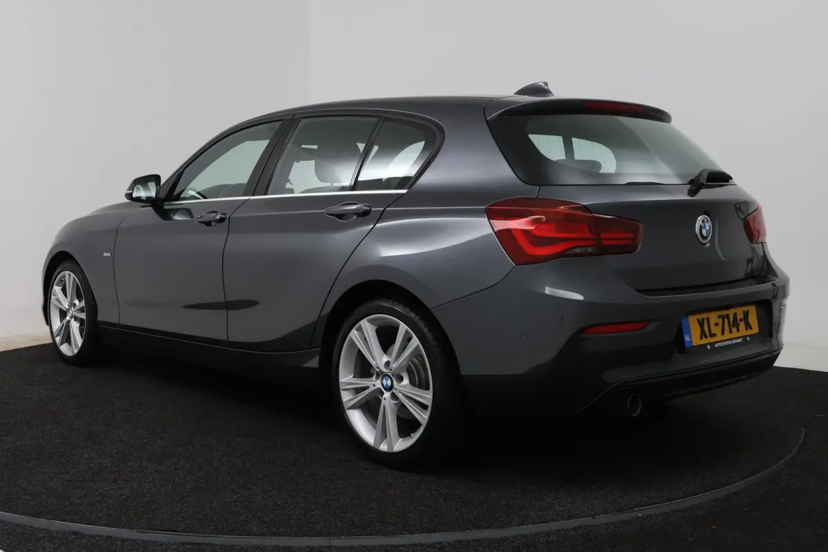 118i Executive (NAVIGATIE, CAMERE, SPORTSTOELEN, PARKEERSENSOREN)