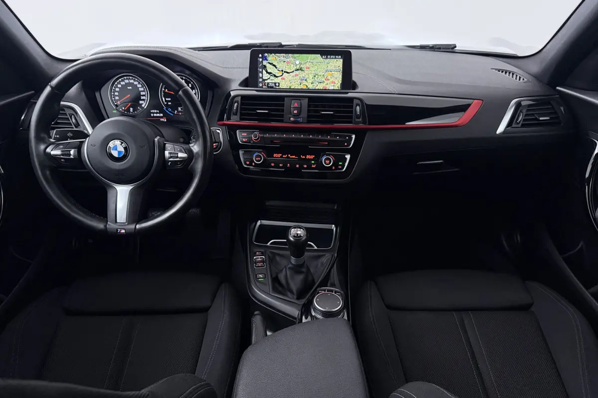 118i Executive (NAVIGATIE, CAMERE, SPORTSTOELEN, PARKEERSENSOREN)