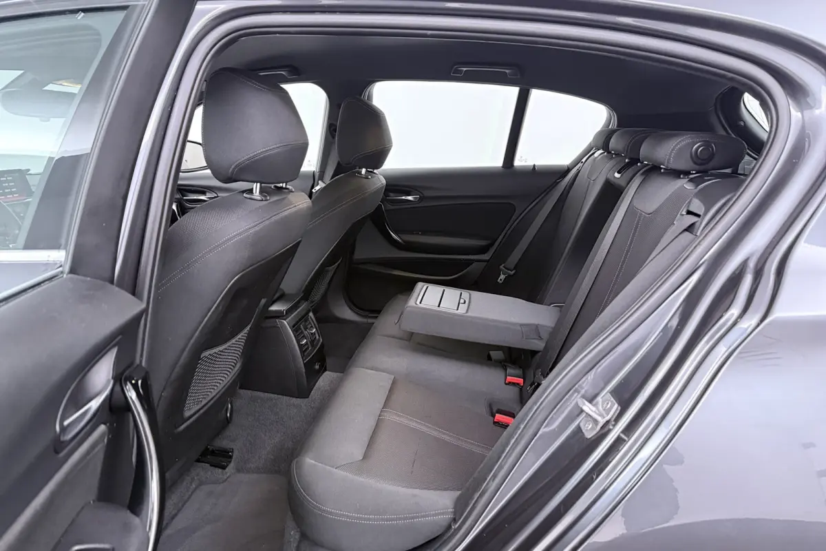 118i Executive (NAVIGATIE, CAMERE, SPORTSTOELEN, PARKEERSENSOREN)