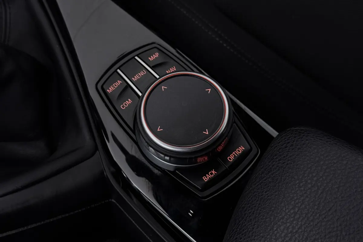 118i Executive (NAVIGATIE, CAMERE, SPORTSTOELEN, PARKEERSENSOREN)