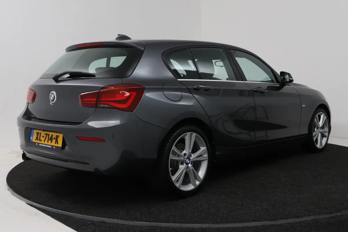 118i Executive (NAVIGATIE, CAMERE, SPORTSTOELEN, PARKEERSENSOREN)
