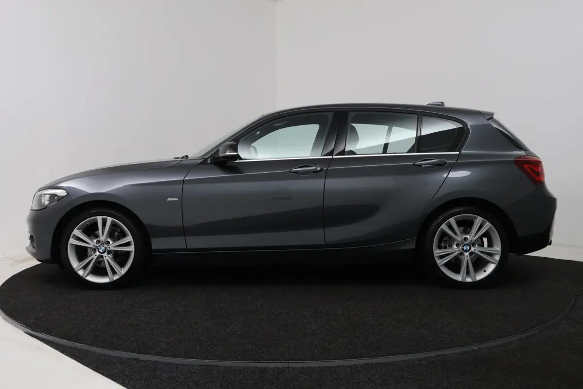 118i Executive (NAVIGATIE, CAMERE, SPORTSTOELEN, PARKEERSENSOREN)