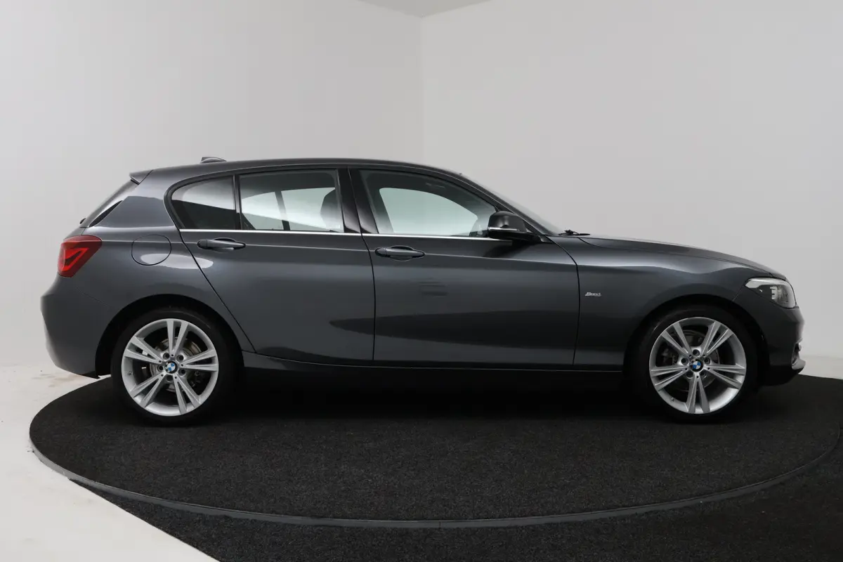 118i Executive (NAVIGATIE, CAMERE, SPORTSTOELEN, PARKEERSENSOREN)