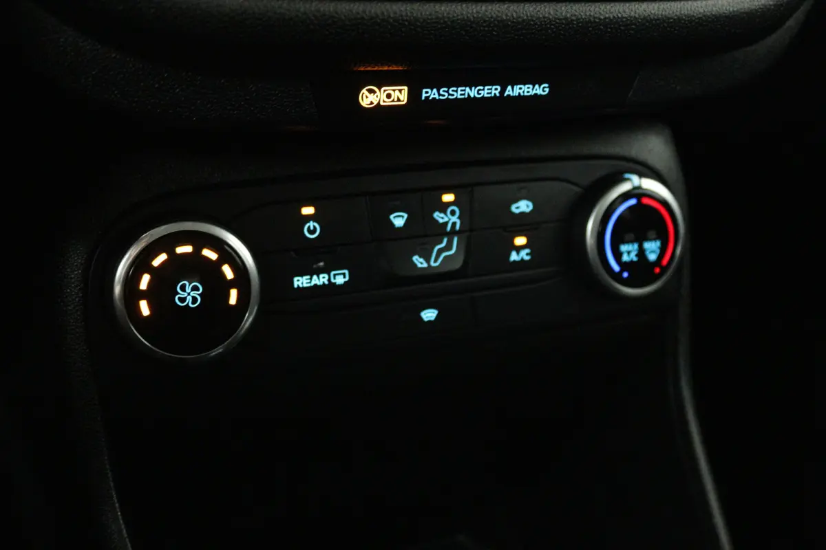 1.0 EcoBoost Titanium (NAVIGATIE, CRUISE CONTROL, PARKEERSENSOREN)