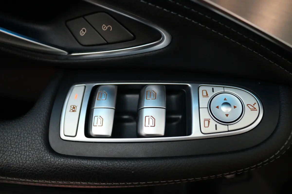 180 Edition 1 (BURMEISTER, STOELVERWARMING, NAVIGATIE, PARKEERSENSOREN)