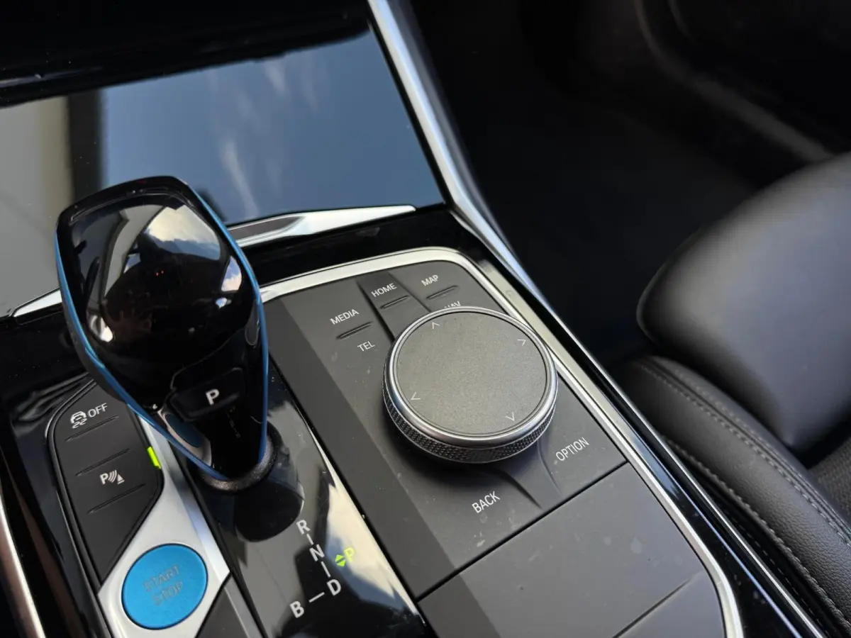 eDrive40 High Executive 84 kWh | half Leder | Camera | Full LED | CarPlay | DAB+ | Cruise | Climate | Navigatie