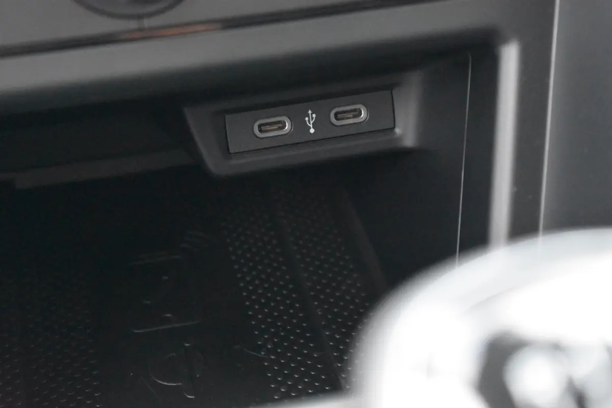 Life Edition | 'App-Connect' smartphone integratie | Airconditioning automatisch (Climatronic), 2-zone | Buitenspiegels elektrisch instel- verwarm- en inklapbaar