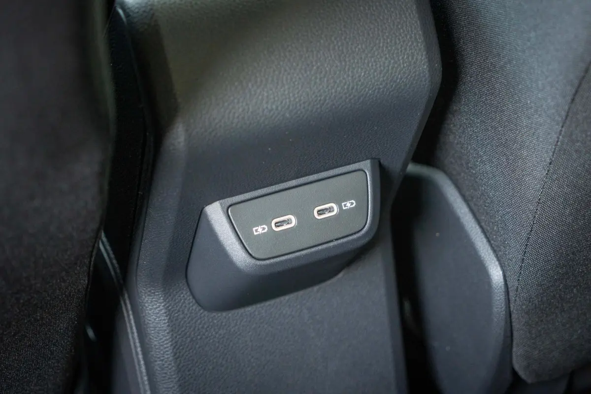 Life Edition | 'App-Connect' smartphone integratie | Airconditioning automatisch (Climatronic), 2-zone | Buitenspiegels elektrisch instel- verwarm- en inklapbaar