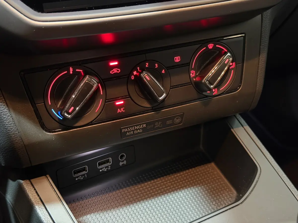1.0 TSI Style Business Intense NAVI/CARPLAY/CRUISE/CAMERA/PDC/ACC/FRONT-ASSIST/VDOH/12-MND-GARANTIE