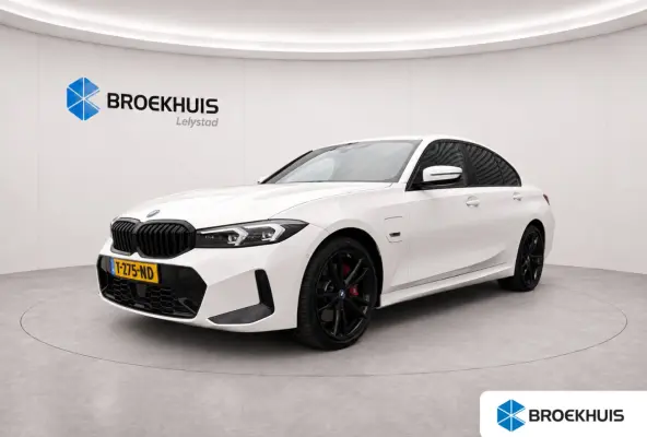 3-Serie 320e 204PK HIGH EXECUTIVE M-SPORT AUTOMAAT SOH 98% / NAVI / LEDER / CLIMA / PDC / 19" LMV / CAMERA / ADAPT. CRUISECONTROL / KEYLESS / FULL-LED / WINTERPAKKET / ORG. NL. / NIEUWSTAAT 