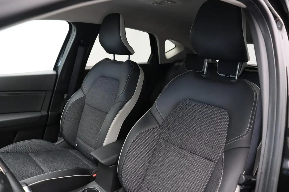 E-Tech Hybrid 145PK Techno | Grootscherm navigatie | Digitaal dashboard | Achteruitrijcamera | Parkeersensoren voor/achter | Camera |