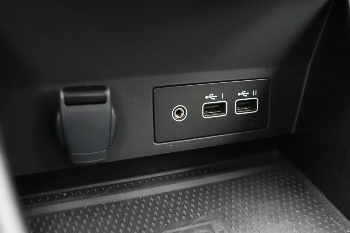 E-Tech Hybrid 145PK Techno | Grootscherm navigatie | Digitaal dashboard | Achteruitrijcamera | Parkeersensoren voor/achter | Camera |