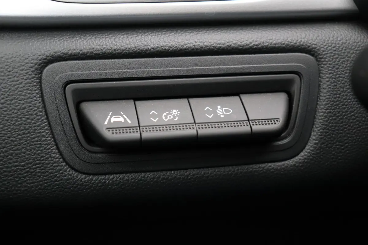 E-Tech Hybrid 145PK Techno | Grootscherm navigatie | Digitaal dashboard | Achteruitrijcamera | Parkeersensoren voor/achter | Camera |